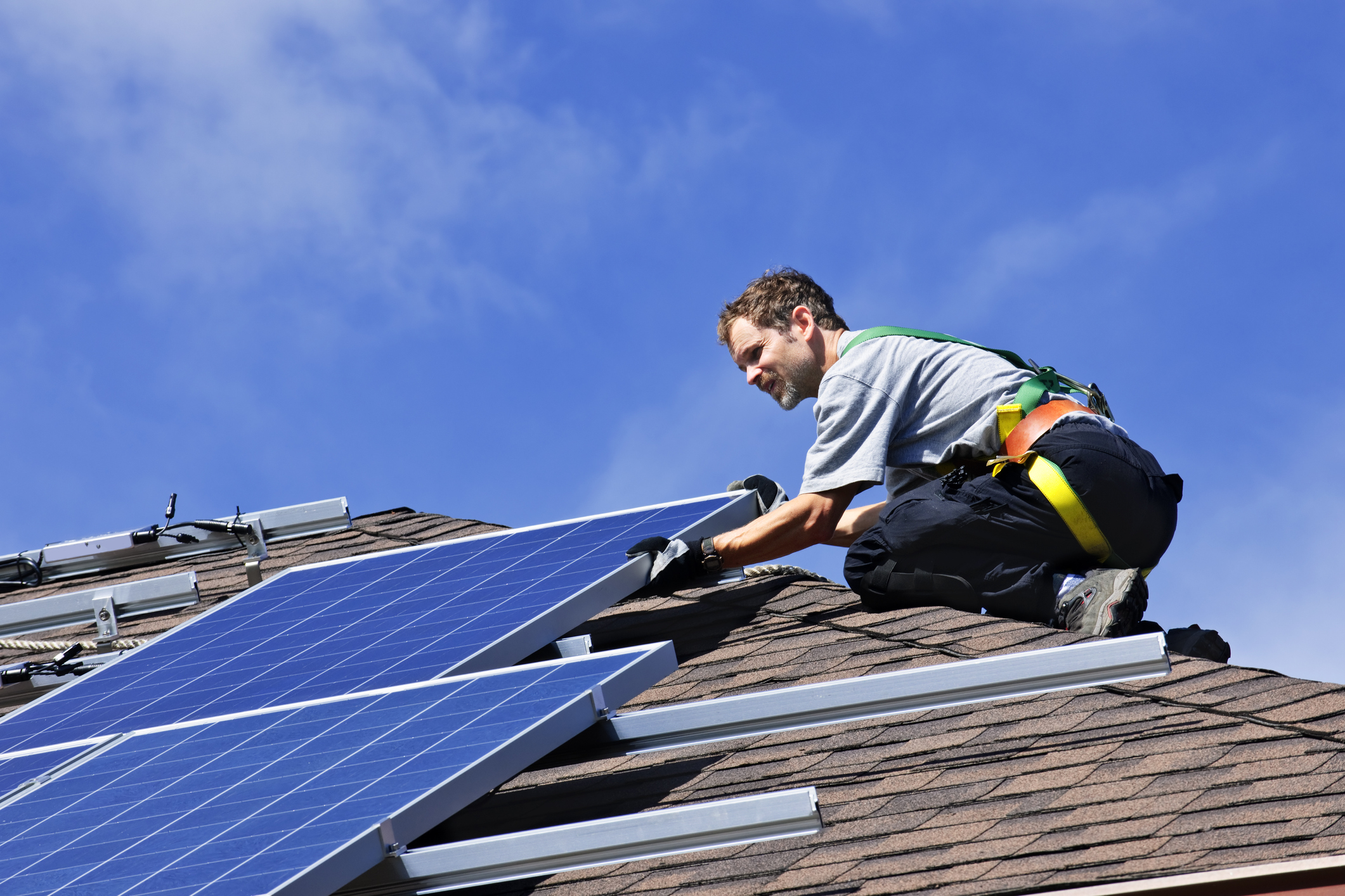 Installation panneaux photovoltaïques en surimposition toit en pente incliné Energreen