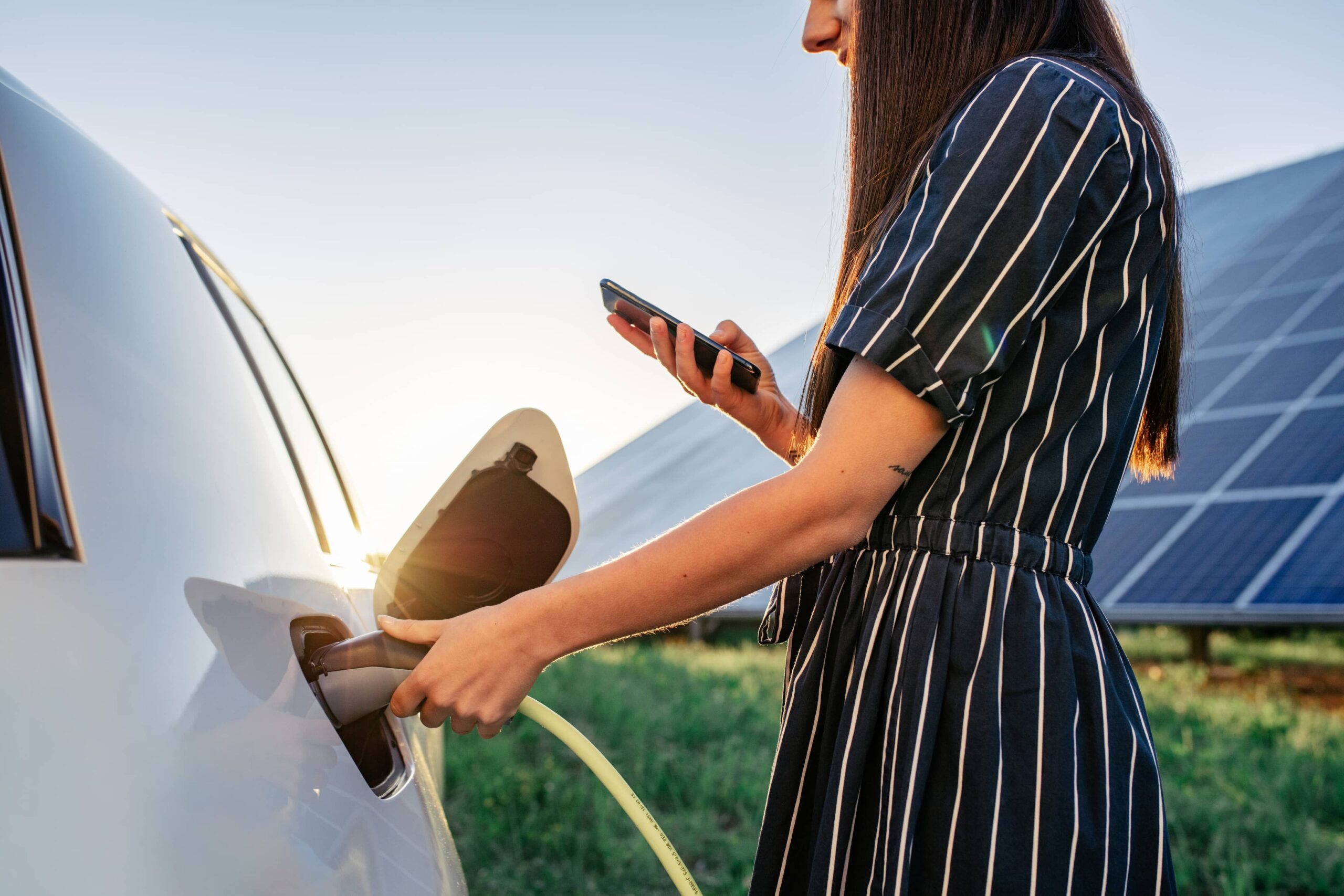 Chargement d'une voiture électrique avec des panneaux solaires | Energreen