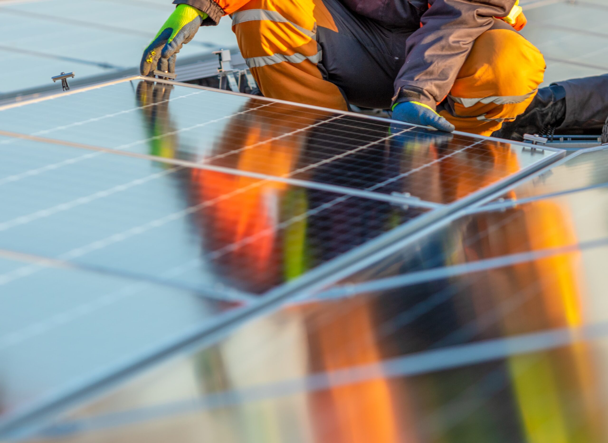 Werknemer zonnepanelen op plat dak installeert | Energreen