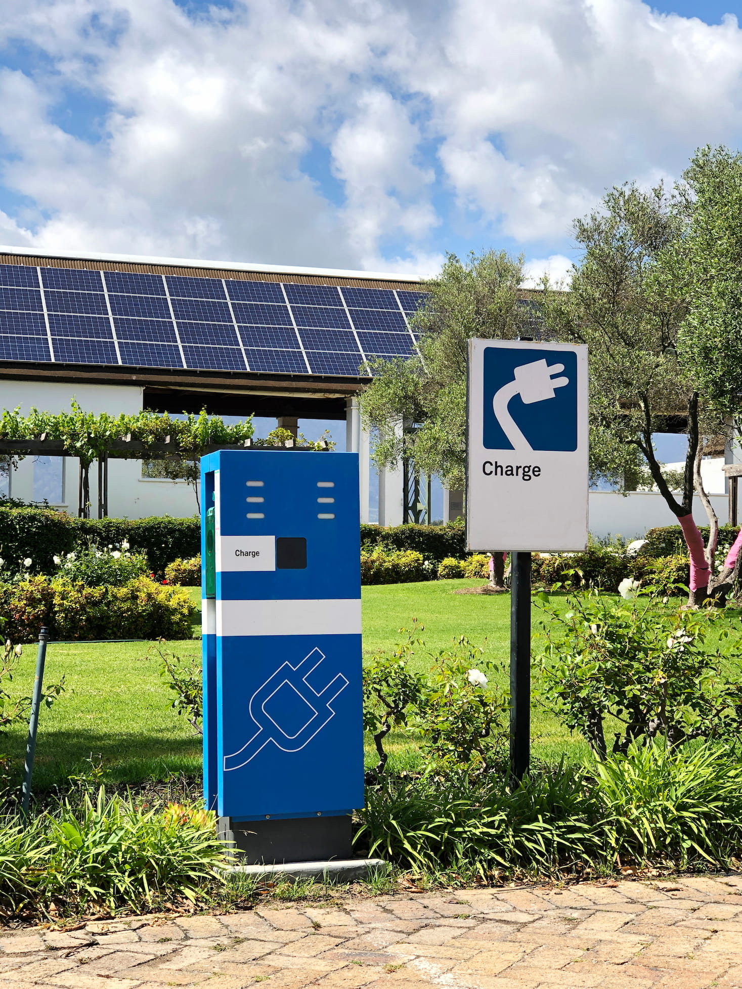 Station de recharge électrique pour voitures avec énergie solaire et panneaux solaires | Energreen