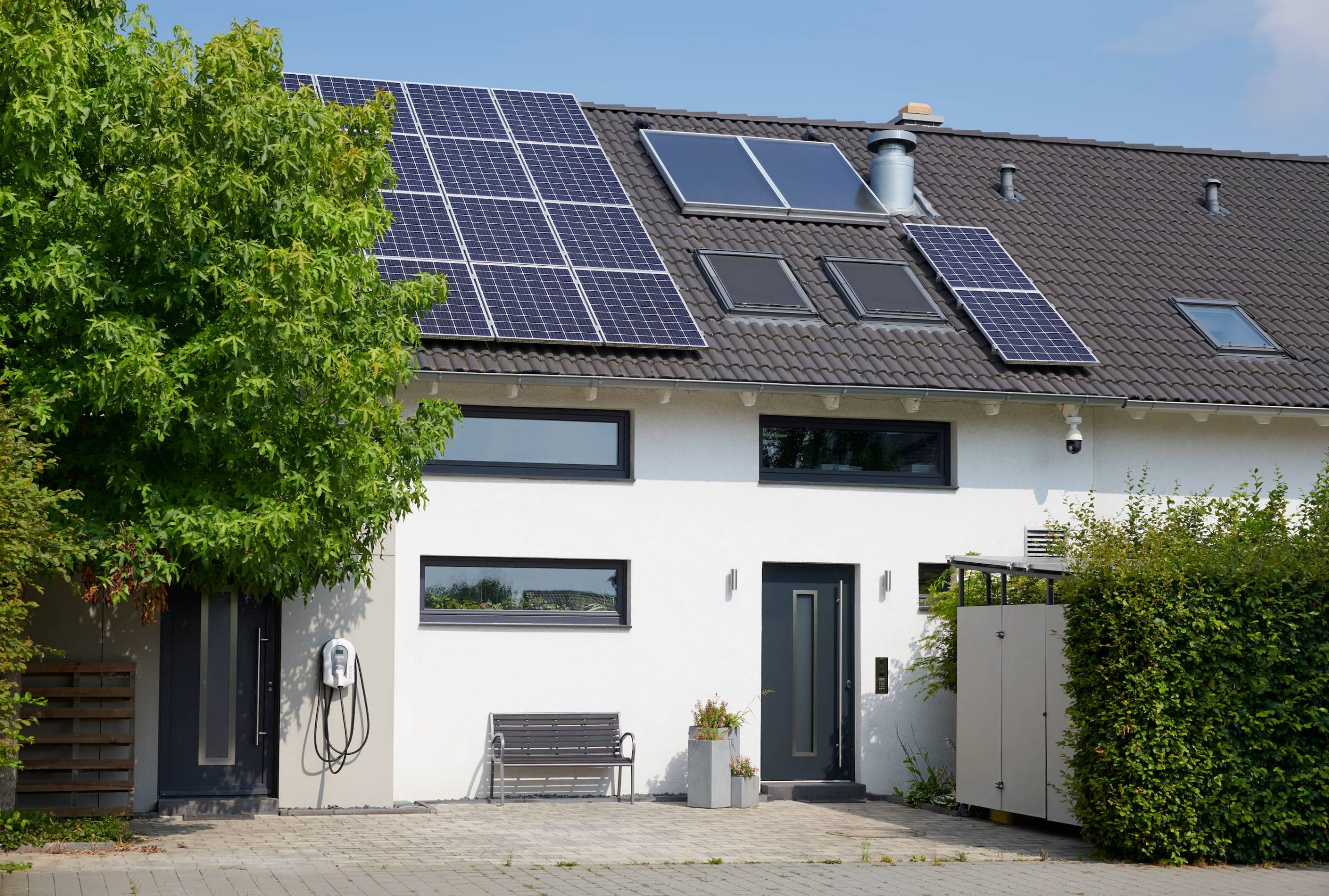 Combinaison panneaux solaires et station de recharge | Energreen